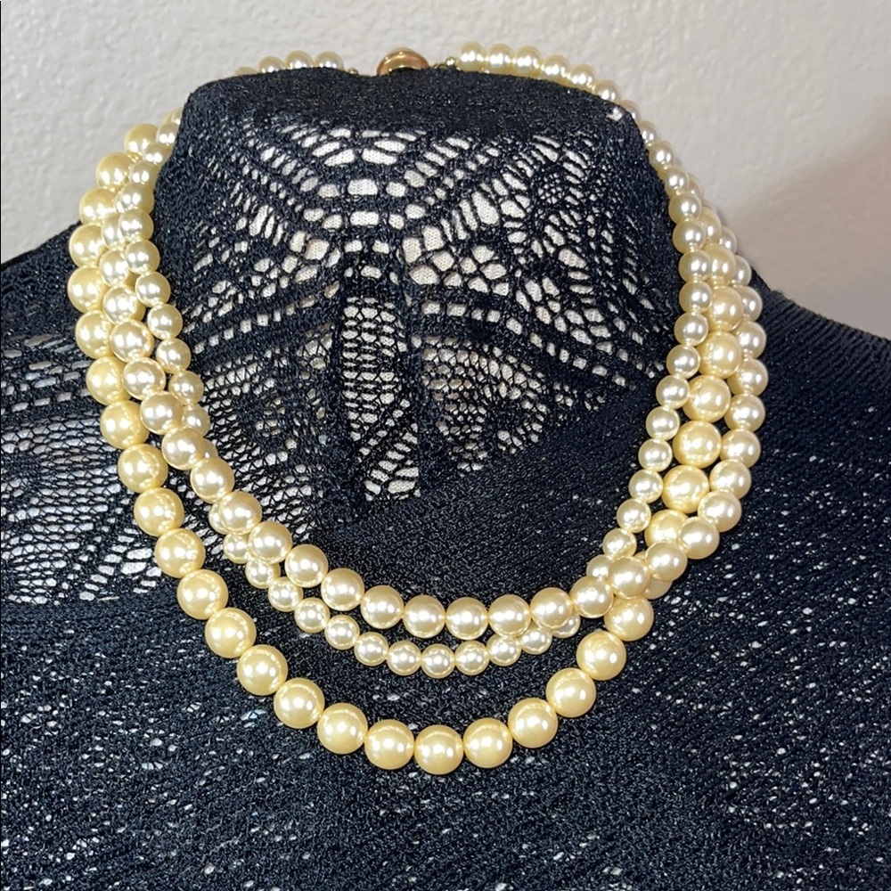 Vintage 3 strand faux Pearl Necklace C03